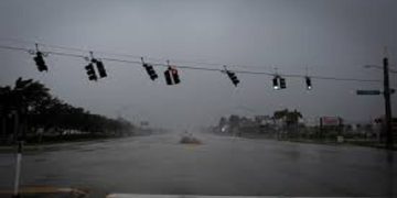 [File Image]Traffic lights wave by strong gust of wind ahead of Hurricane Ian, in Fort Myers, Florida, September 28, 2022. REUTERS/Marco Bello