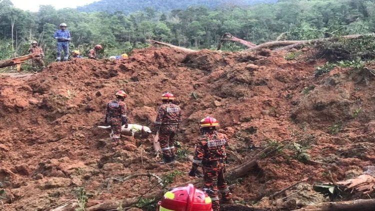 Rescuers work during a rescue and evacuation operation following a landslide at a campsite in Batang Kali, Selangor state, on the outskirts of Kuala Lumpur, Malaysia, December 16, 2022.