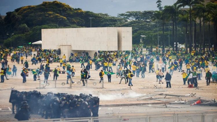 Supporters of Brazil's former President Jair Bolsonaro demonstrate against President Luiz Inacio Lula da Silva, outside Planalto Palace in Brasilia, Brazil, January 8.