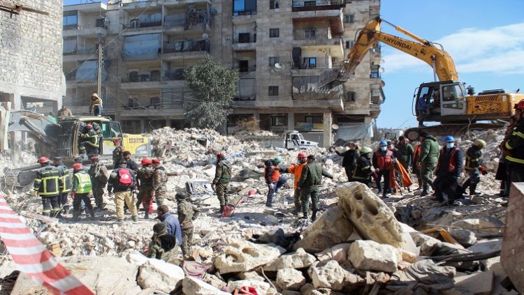 Members of the Algerian rescue team and Syrian army soldiers search for survivors at the site of a damaged building, in the aftermath of the earthquake in Aleppo, Syria February 8, 2023. REUTERS/Firas Makdesi