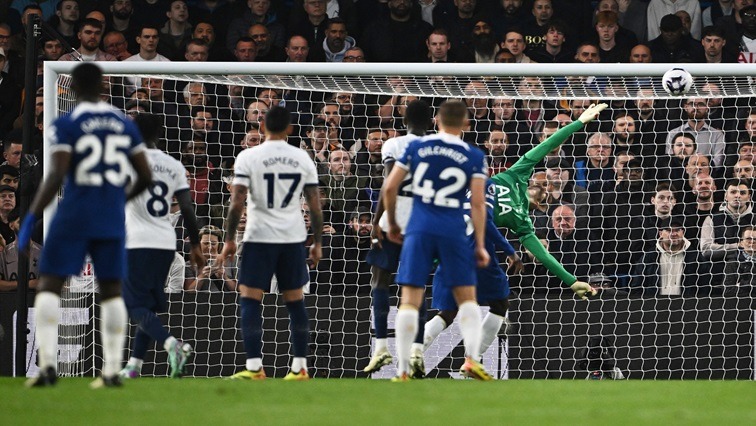 Chelsea dent Tottenhams Champions League hopes with 2 0 win